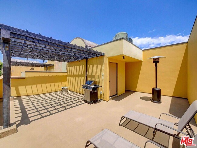 Building Photo - 4128 Whitsett Ave