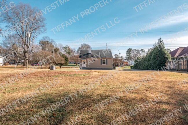 Building Photo - 457 Cherryville Rd