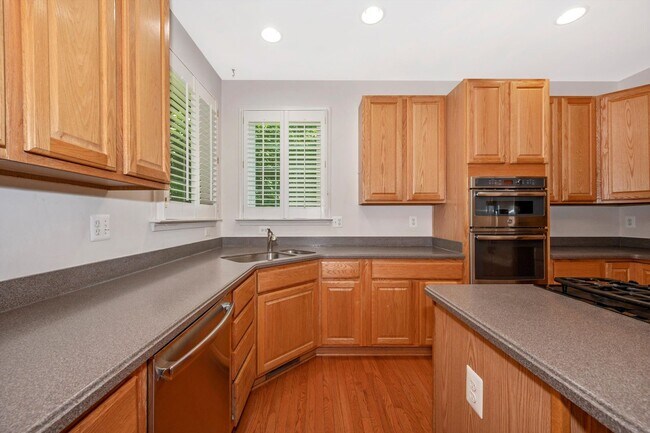 Building Photo - *Open House* 6/20 12-1 PM *