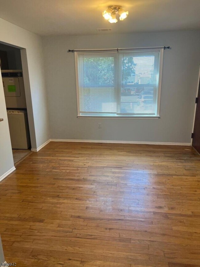 Building Photo - 1105 N Oaks Blvd