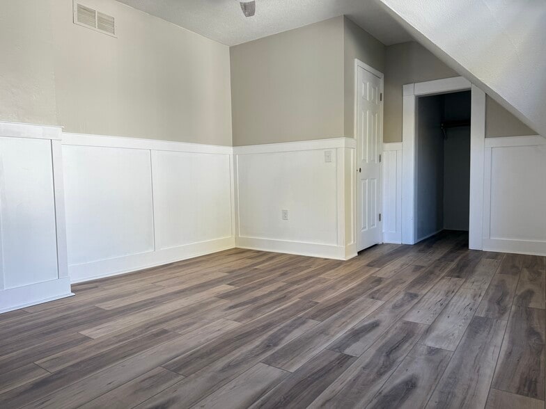 Large Master Bedroom with a walk in closet - 377 Ellis St