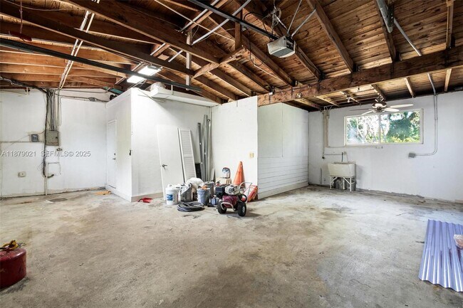 Building Photo - 11301 SW 91 Ave