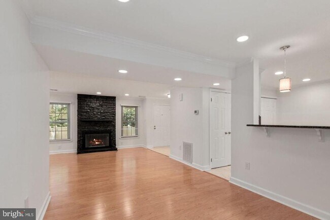 Building Photo - 5801 Linden Square Ct