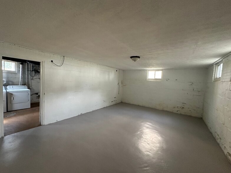Building Photo - 715 12th St