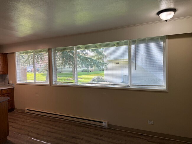 Building Photo - Updated 2 bedroom 1 bath duplex in Eugene!  $200 OFF YOUR FIRST MONTH'S RENT!