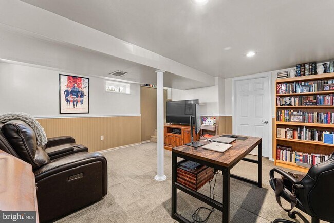 Building Photo - 268 Maple Ave