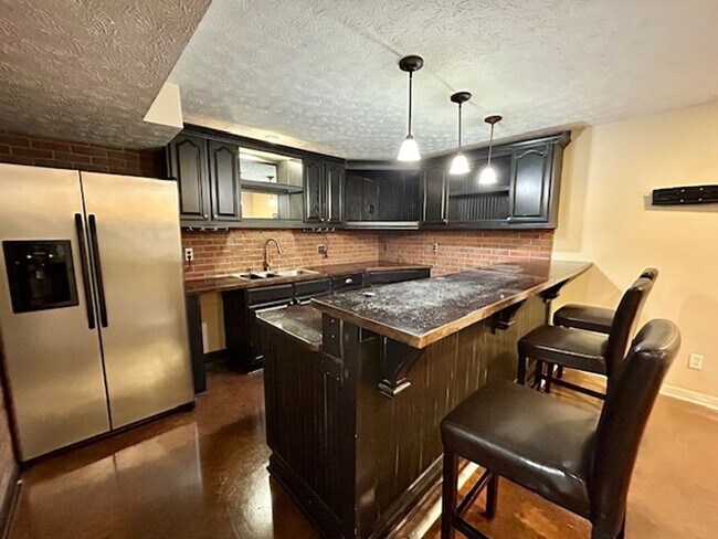 Building Photo - Beautiful 2 Story, 4 Bedroom, with a Full ...