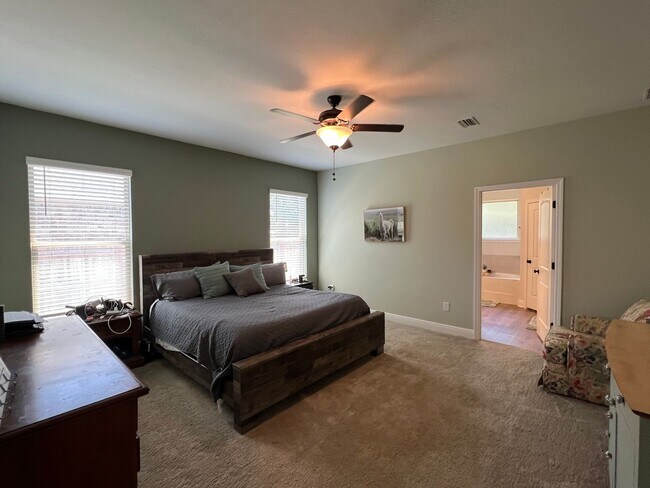 Building Photo - Exceptional 4 Bedroom in Milton