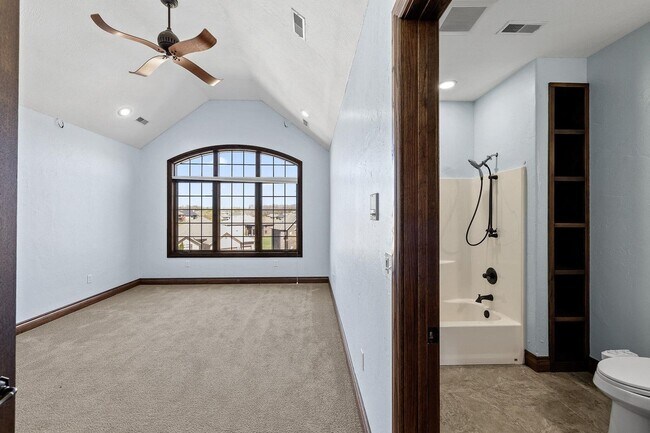 Building Photo - 5 Bedroom Dream Home!