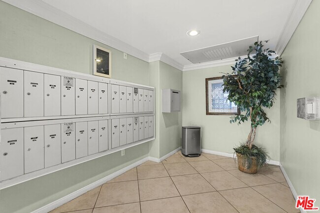 Building Photo - 5224 Zelzah Ave