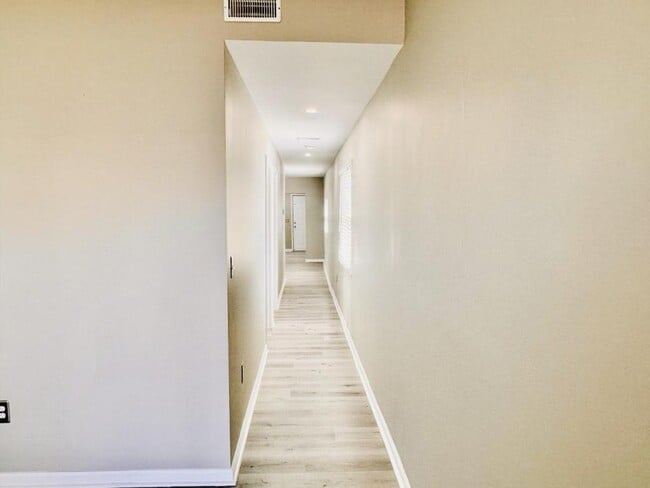 Building Photo - 520 Wainwright Ave