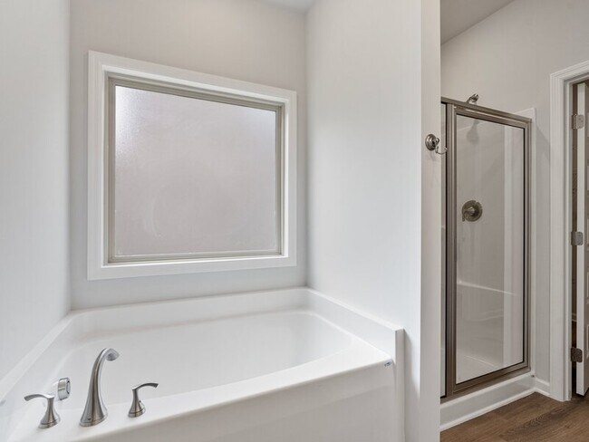 Building Photo - 210 Saddle St