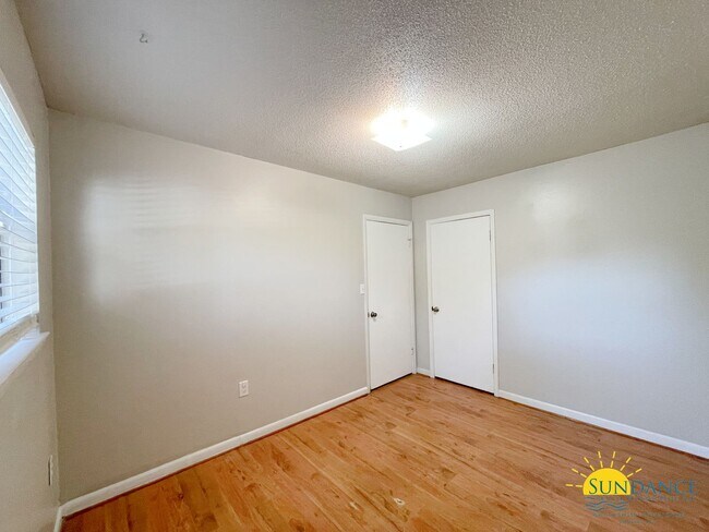 Building Photo - Quaint 2 Bedroom Unit in Fort Walton Beach!