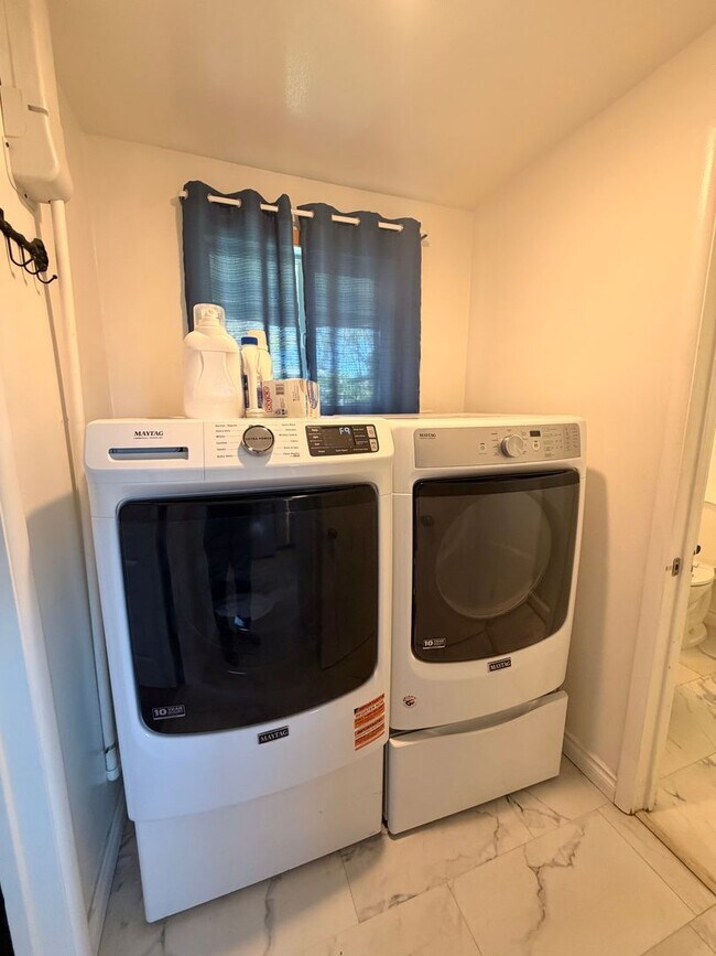 Building Photo - 4-Bedroom 4-Bathroom home with attached Studio apartment