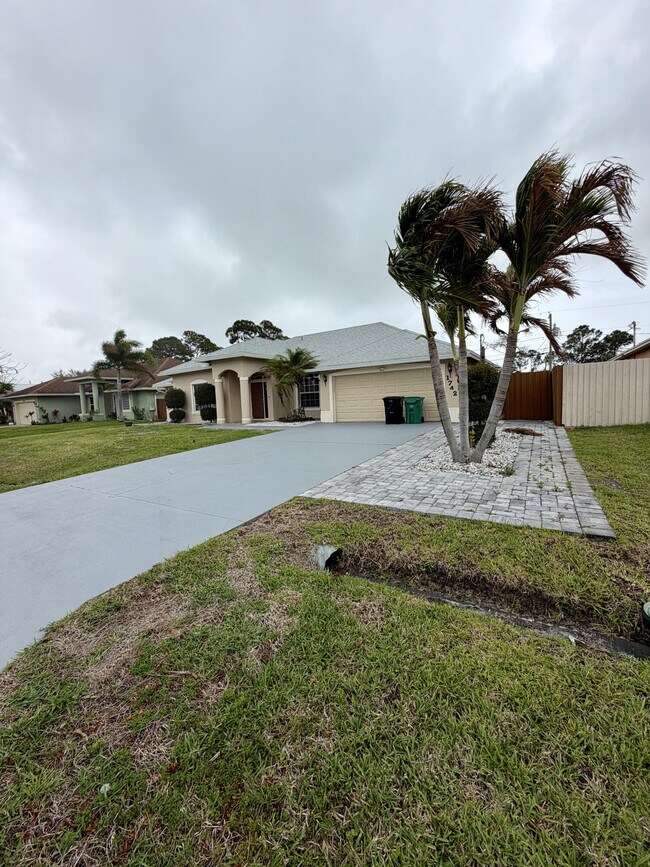 Building Photo - 1742 SW Effland Ave