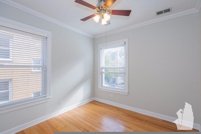 Building Photo - 624 W Roscoe St