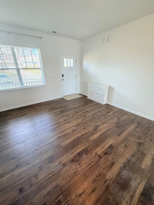 Building Photo - Beautiful 4 Bed, 2.5 Bath Home - Lawn Care Included!