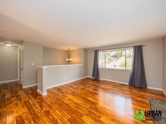 Building Photo - 4 bedroom 2 bath room house for rent in So...