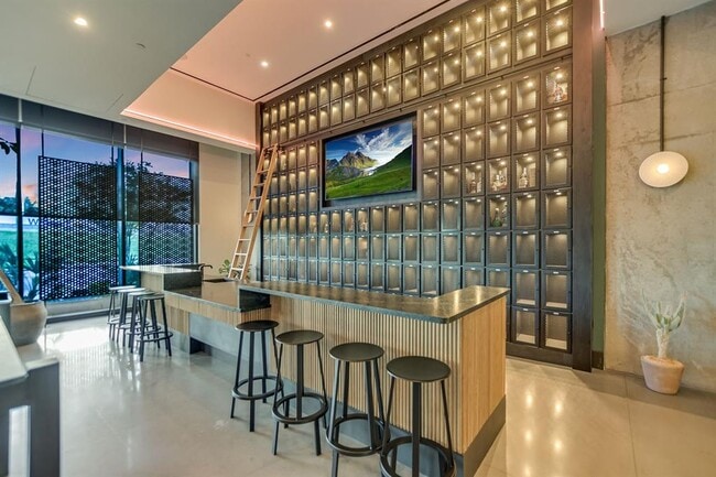 Building Photo - 84 East Ave