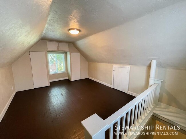 Building Photo - 1376 W 6th Ave