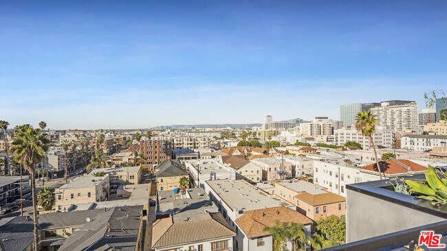 Building Photo - 846 S Mariposa Ave