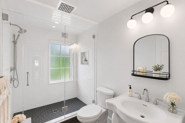 Building Photo - 548 Sylvan Pl