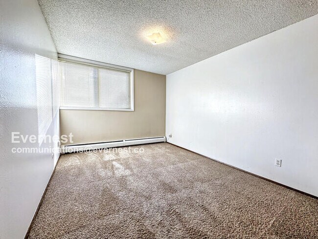 Building Photo - 2707 Valmont Rd