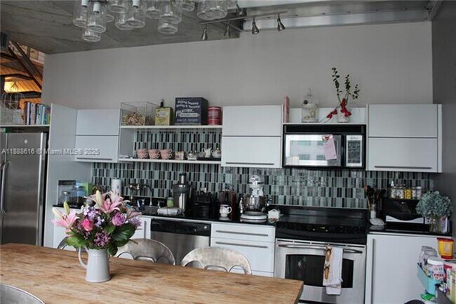 Building Photo - 690 SW 1st Ct