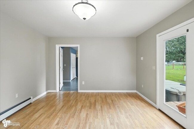 Building Photo - Spacious Palmer Home!