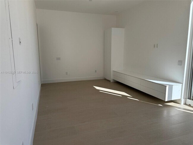 Building Photo - 881 Ocean Dr