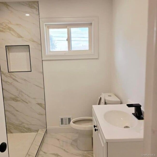 Building Photo - 26 Midday Dr