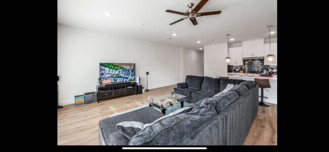 Building Photo - 5629 Woodlands Dr