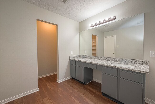 Building Photo - 17523 Coventry Oaks Dr
