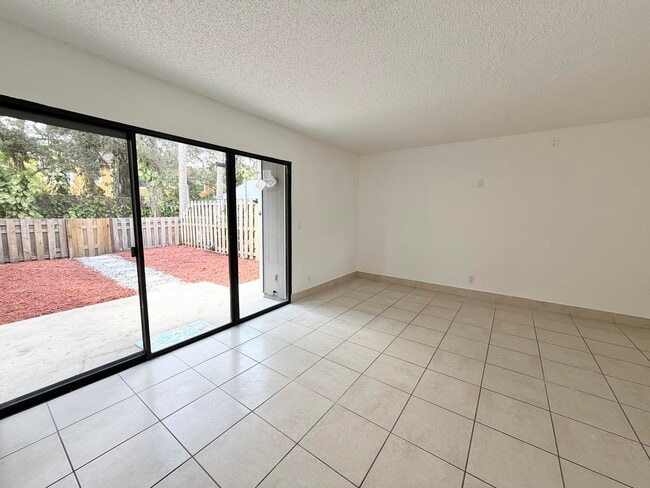 Building Photo - 799 Hill Dr