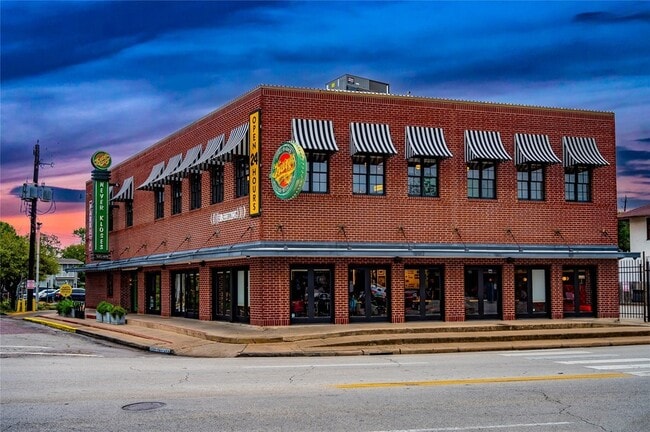 Building Photo - 808 Woodrow St