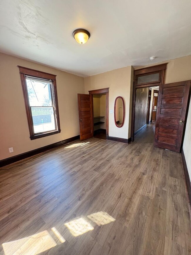 Building Photo - 327 Ash St