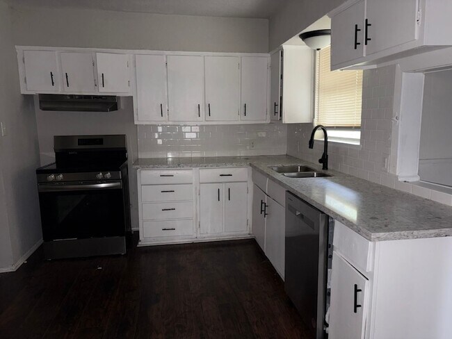 Building Photo - 6122 Glenhurst Dr