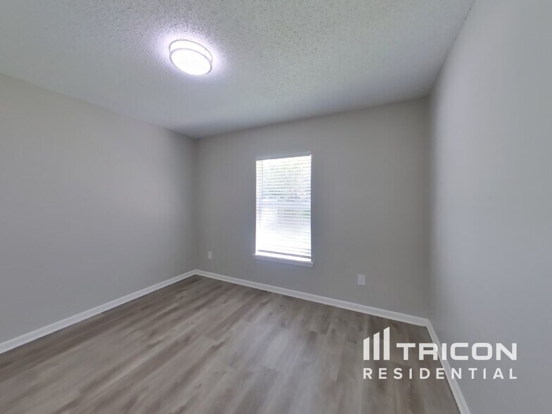 Building Photo - 9282 Thunderbolt Dr
