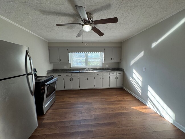 Building Photo - East AVL - Two Bedroom Apartment with Larg...