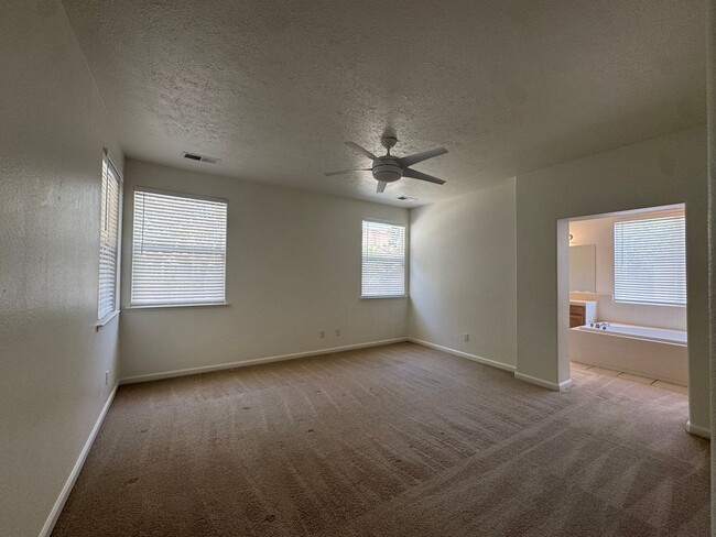 Building Photo - 5781 E Kaviland Ave