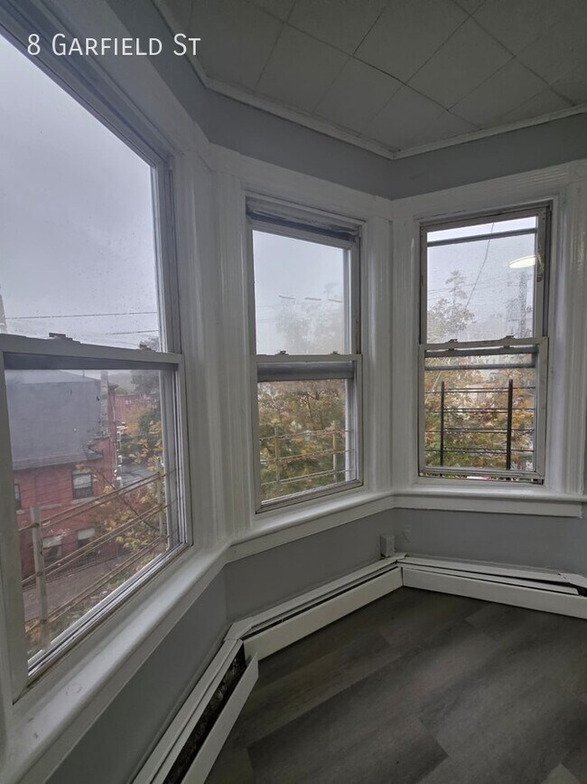 Building Photo - 8 Garfield St