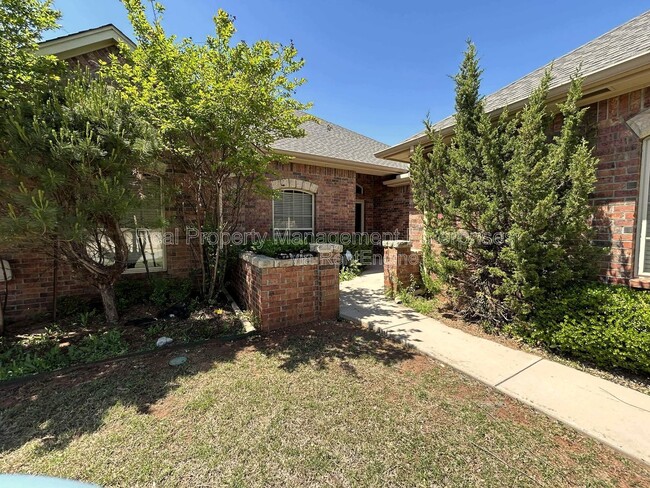 Building Photo - 10237 Hawthorn Dr