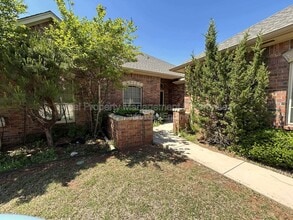 Building Photo - 10237 Hawthorn Dr