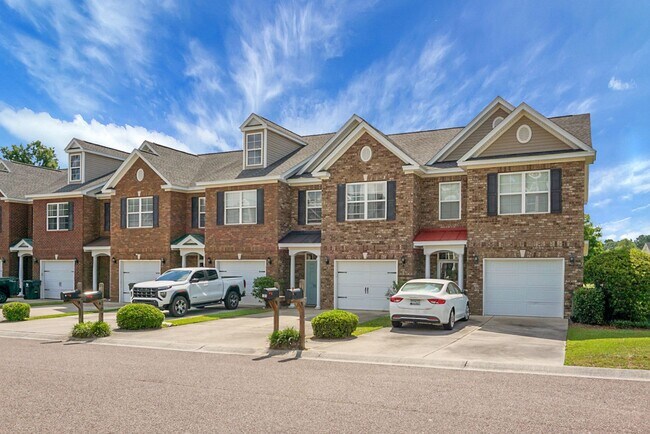 Building Photo - 3 bedroom, 2.5 Townhome