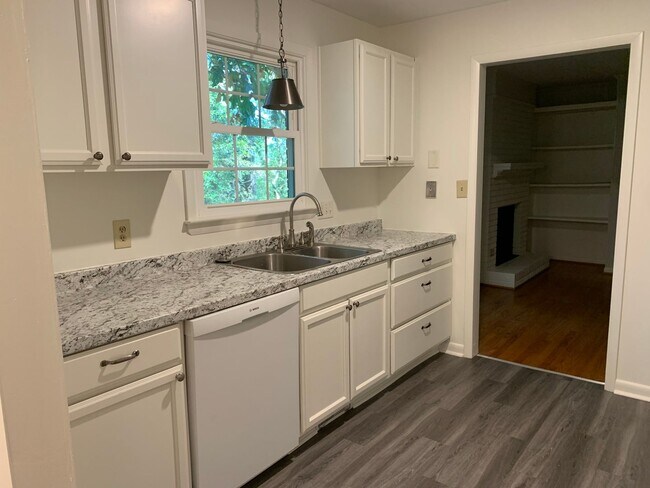 Building Photo - One-month FREE rent! Apply by 3/20/26.  GREAT LOCATION!! RANCH HOME WITH HARDWOODS NEAR DOWNTOWN