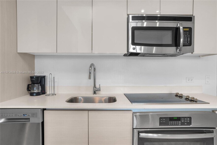 Building Photo - 2602 E Hallandale Beach Blvd