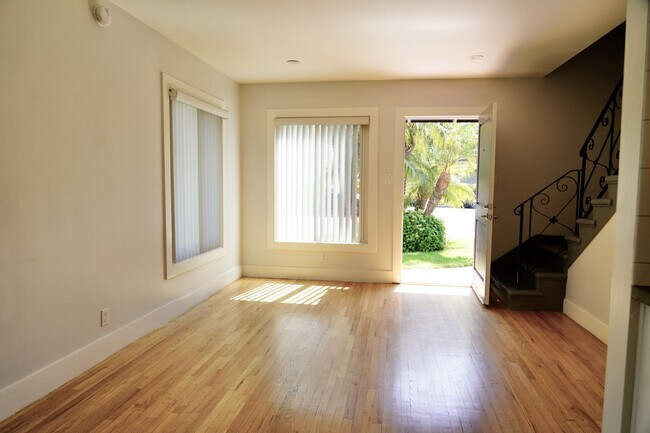 Building Photo - 4423 Cahuenga Blvd