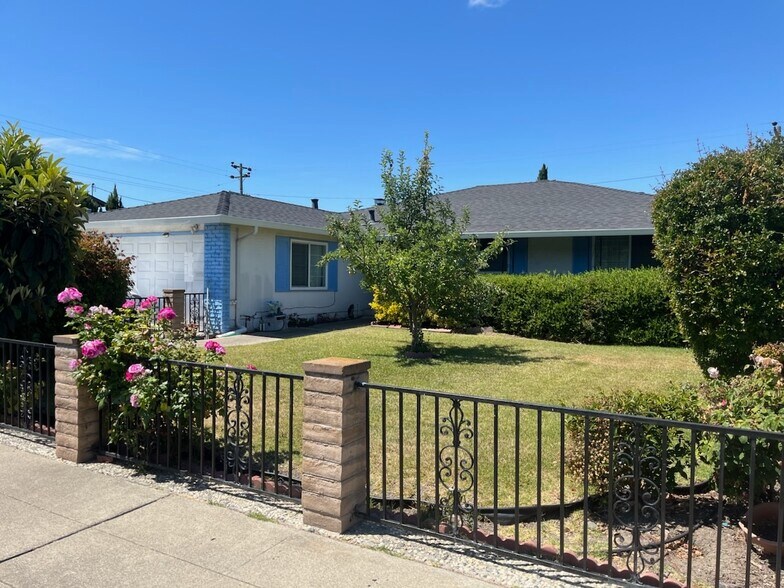 Primary Photo - 5517 Fiesta Rd