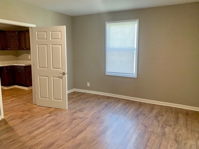 Building Photo - 2 Bedroom 1 Bath – For Rent!