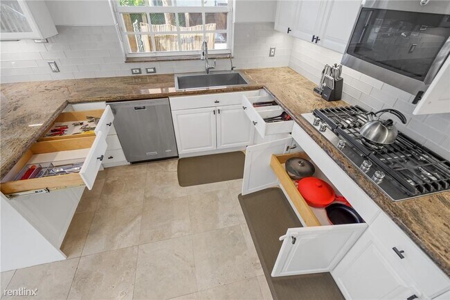 Building Photo - 4 br, 2.5 bath Townhome - 370 NE 7th Ave #...